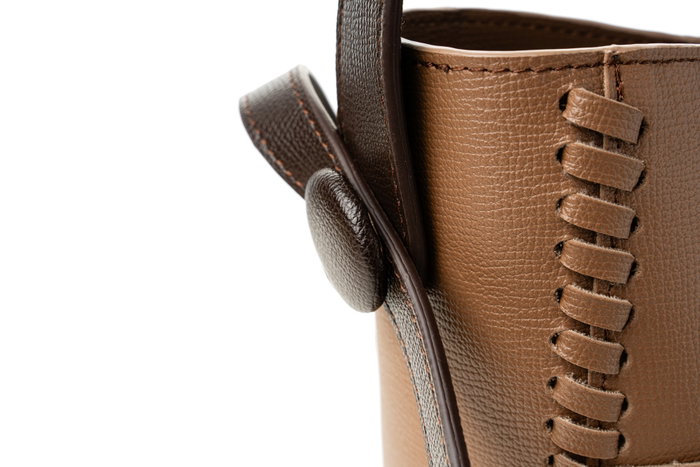 Vince Camuto Pantheon - Mink Borsos bandolera de piel de polivinilo en color visón